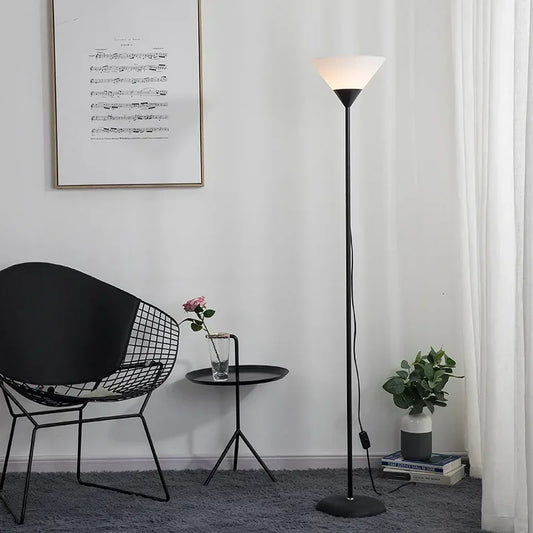 Lampadaire fin sur pied noir