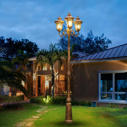 Lampadaire 3 tete dans jardin