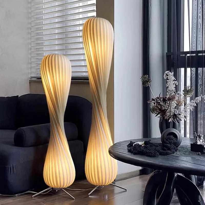 Lampadaire Torsadé  dans un salon