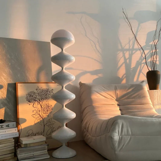 Lampadaire design contemporain blanc dans chambre 