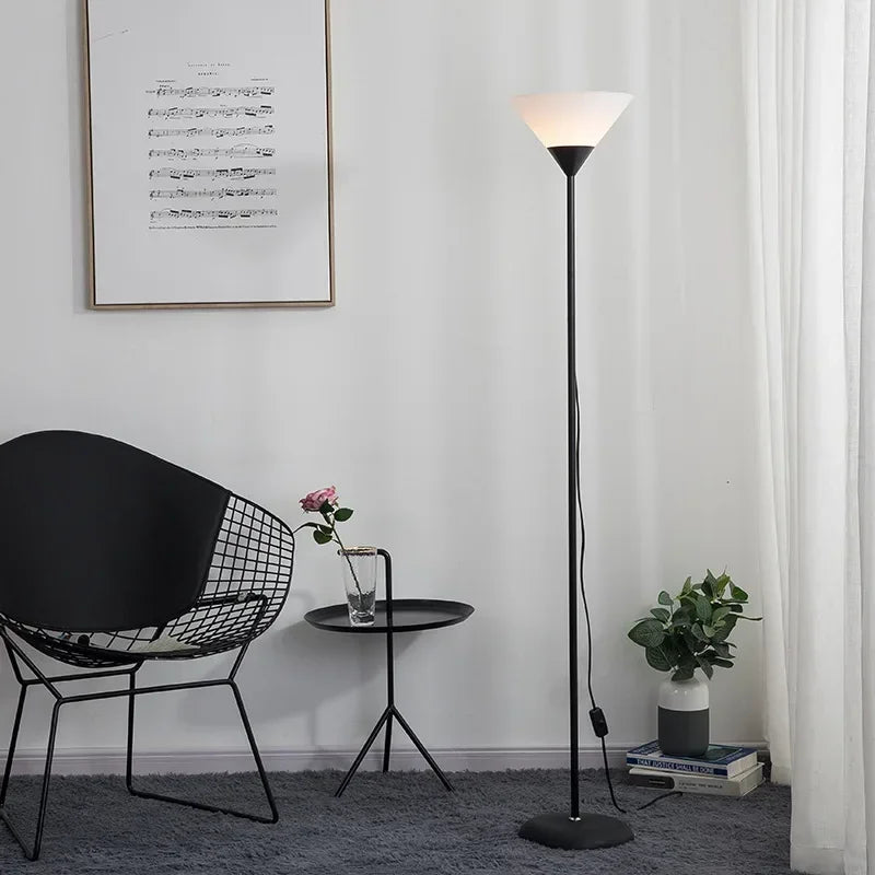 Lampadaire fin sur pied noir 