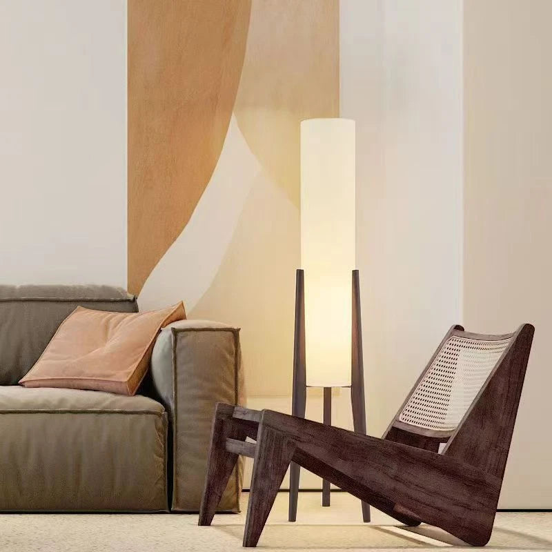 Lampadaire trépied bois dans salon