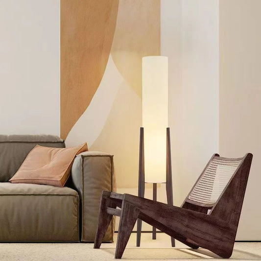 Lampadaire trépied bois dans salon