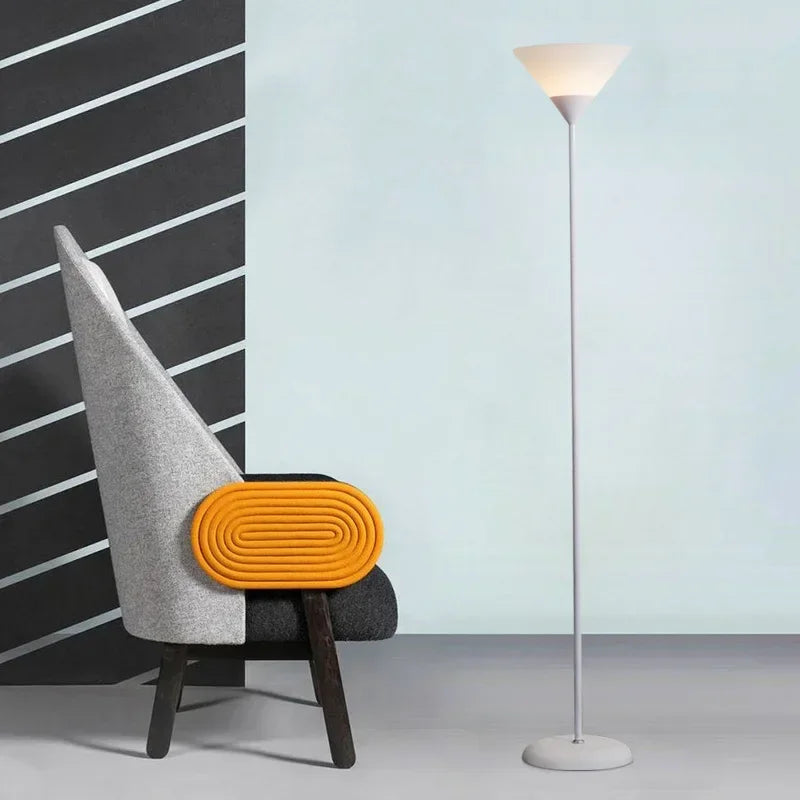 lampadaire fin blanc 