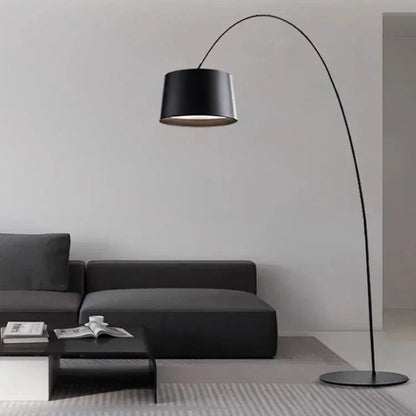 lampadaire arc noir dans salon