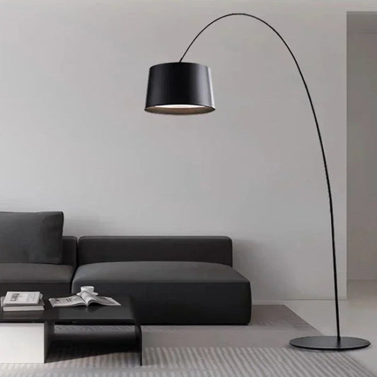 lampadaire arc noir dans salon